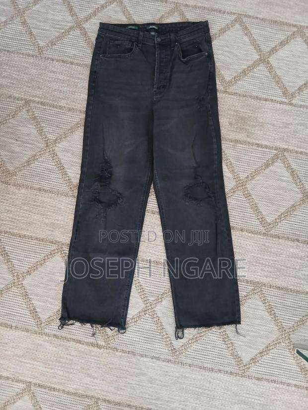 Thrifted Women’s Ripped Denim Jeans Distressed Style, W34, H38, L39.5