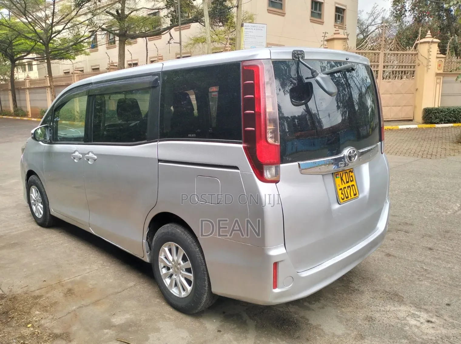 Toyota Noah 2015 Silver