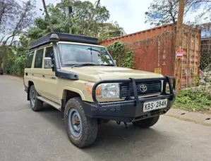 Toyota Land Cruiser 2013 Yellow