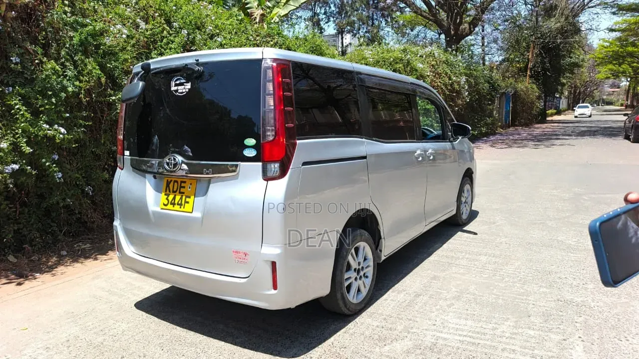 Toyota Noah 2015 Silver
