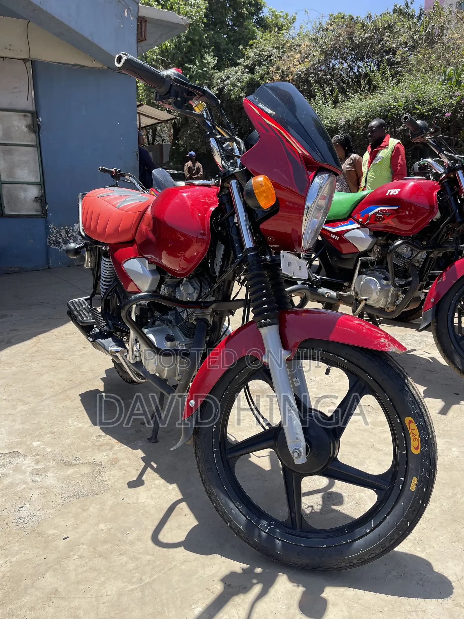 TVS HLX 125 2025 Red