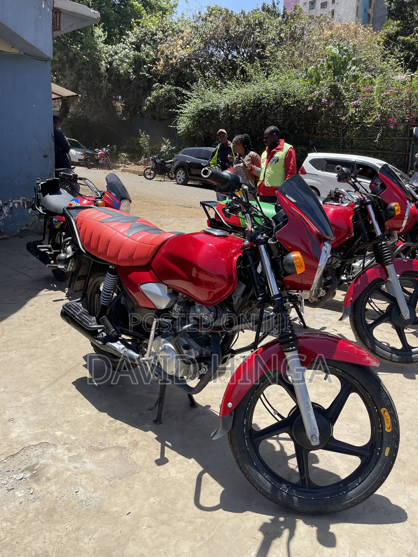 TVS HLX 125 2025 Red