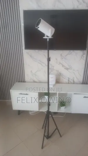HY 300 Projector and Tripod Stand
