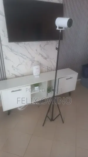 HY 300 Projector and Tripod Stand