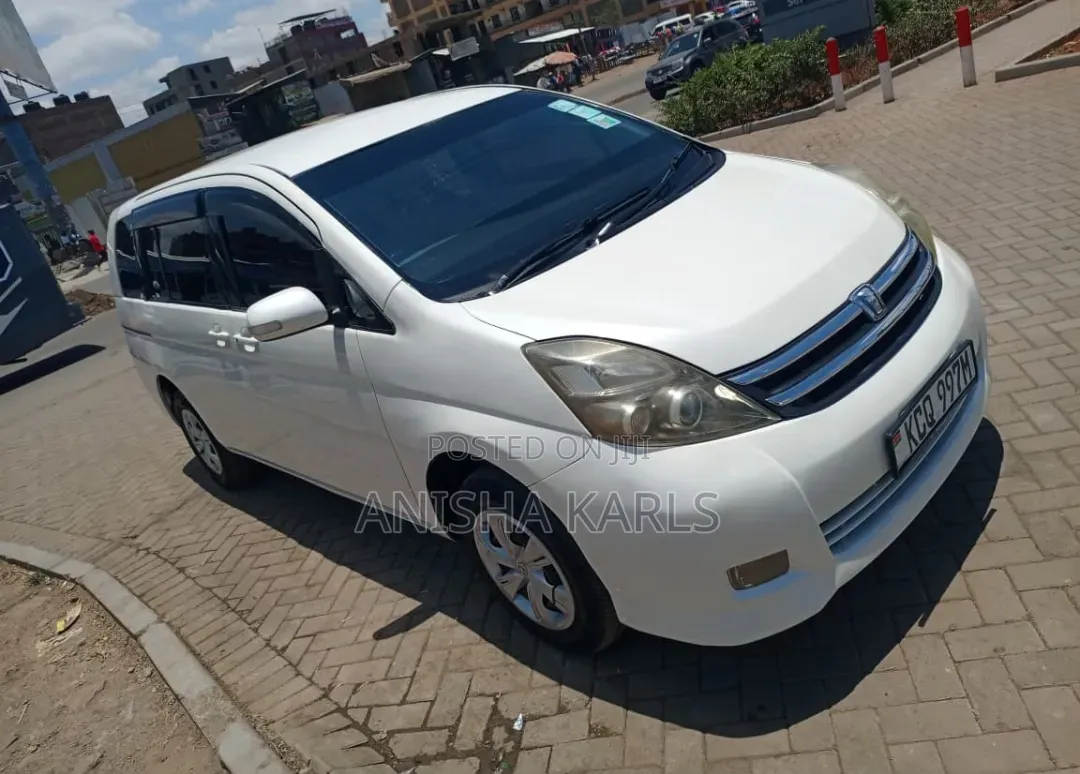 Toyota ISIS 2012 White