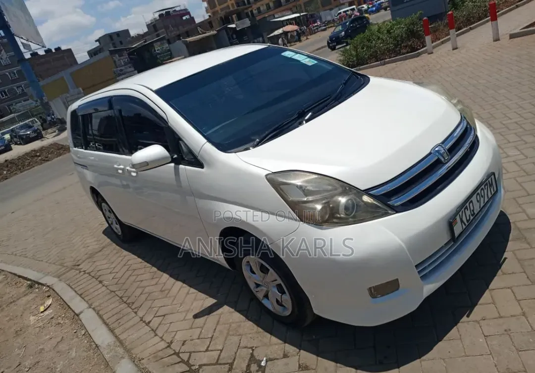 Toyota ISIS 2012 White