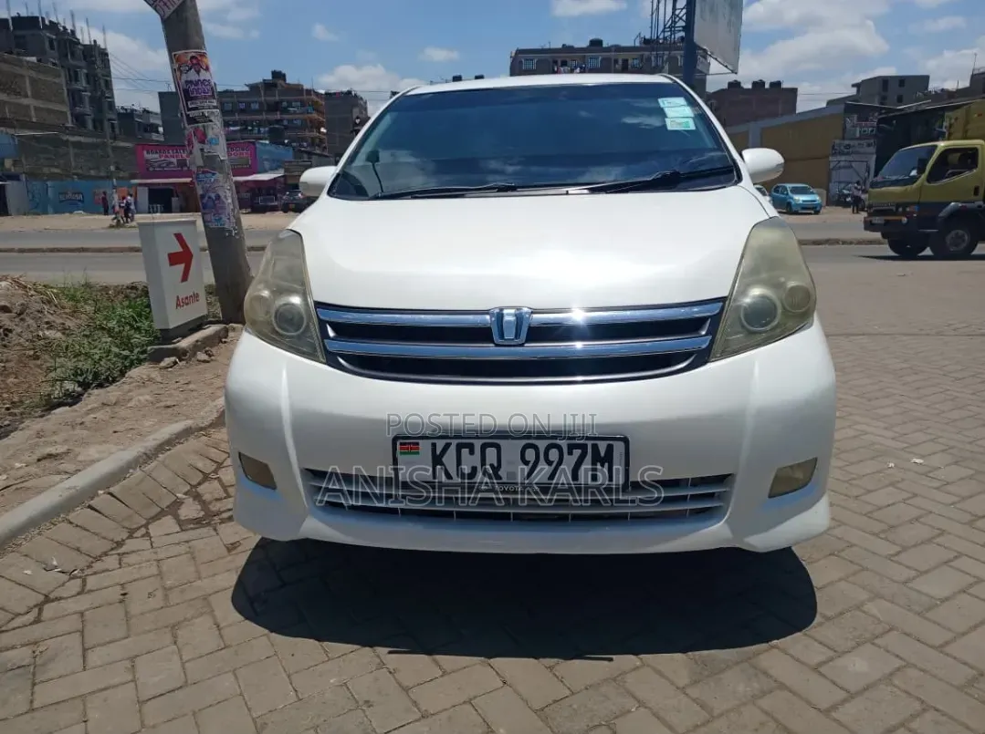 Toyota ISIS 2012 White