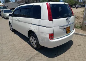 Toyota ISIS 2012 White