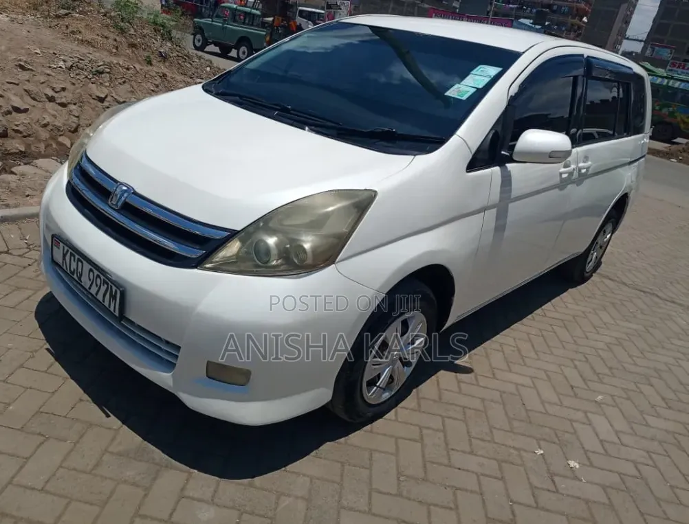 Toyota ISIS 2012 White
