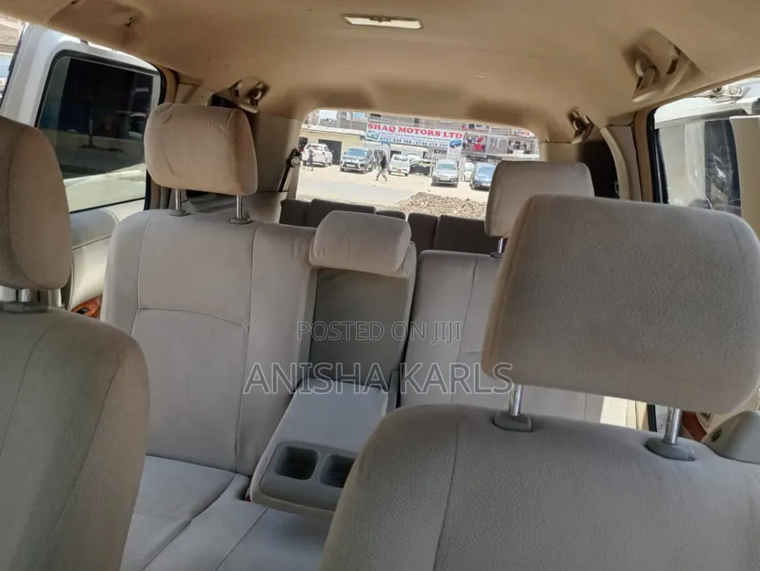 Toyota ISIS 2012 White
