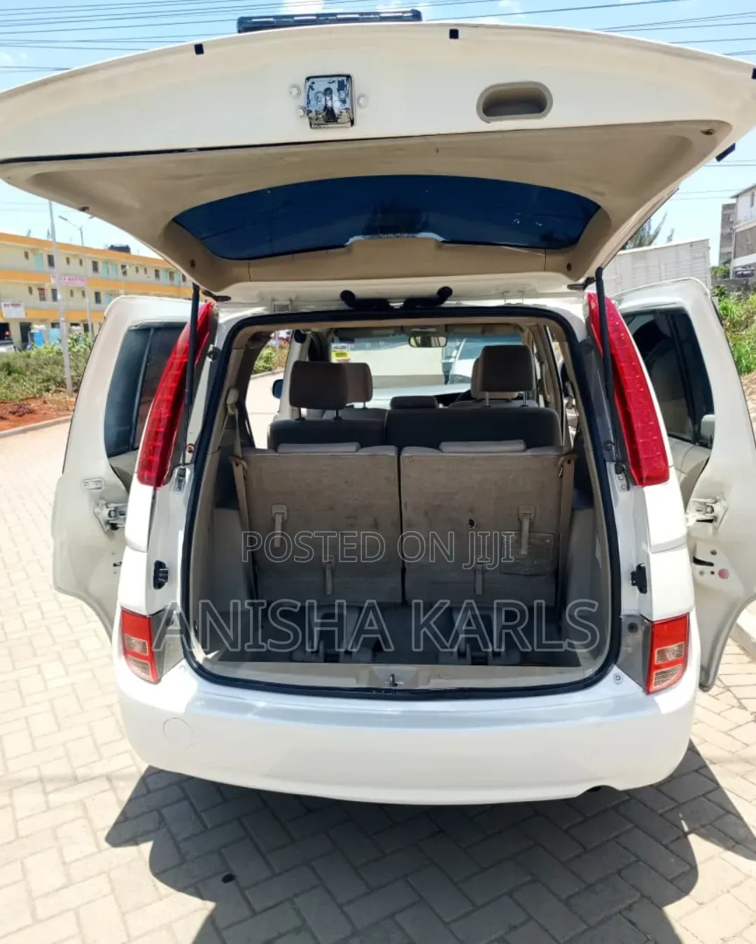 Toyota ISIS 2012 White