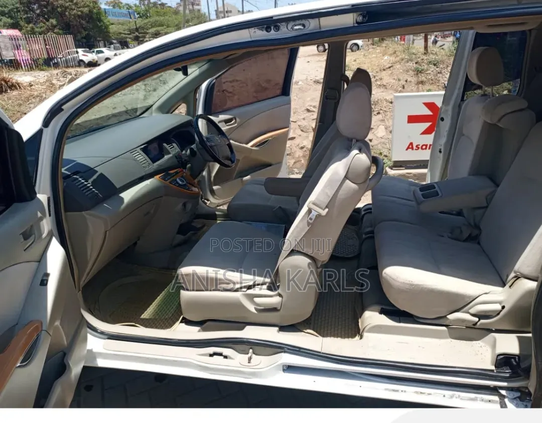 Toyota ISIS 2012 White