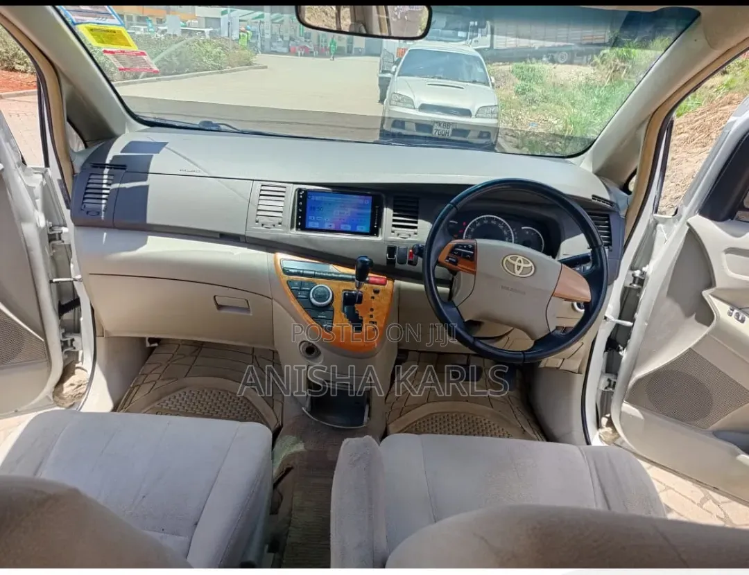 Toyota ISIS 2012 White