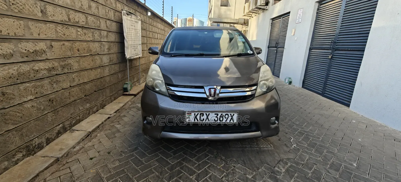 Toyota ISIS 2012 Gray