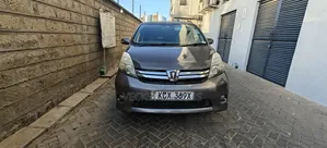 Toyota ISIS 2012 Gray