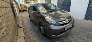 Toyota ISIS 2012 Gray