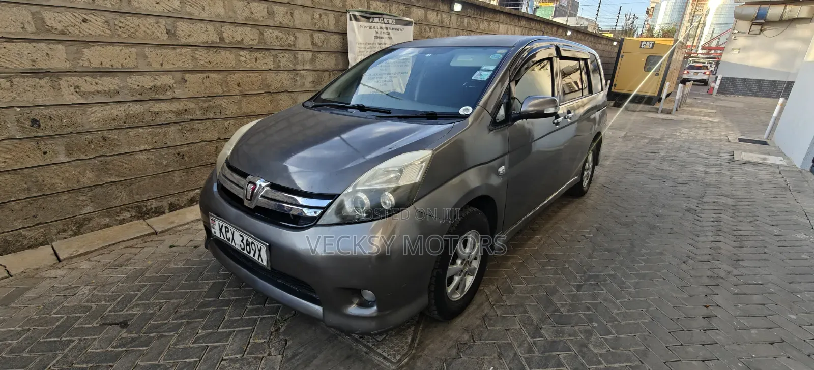 Toyota ISIS 2012 Gray