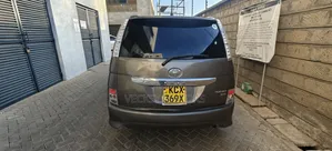Toyota ISIS 2012 Gray