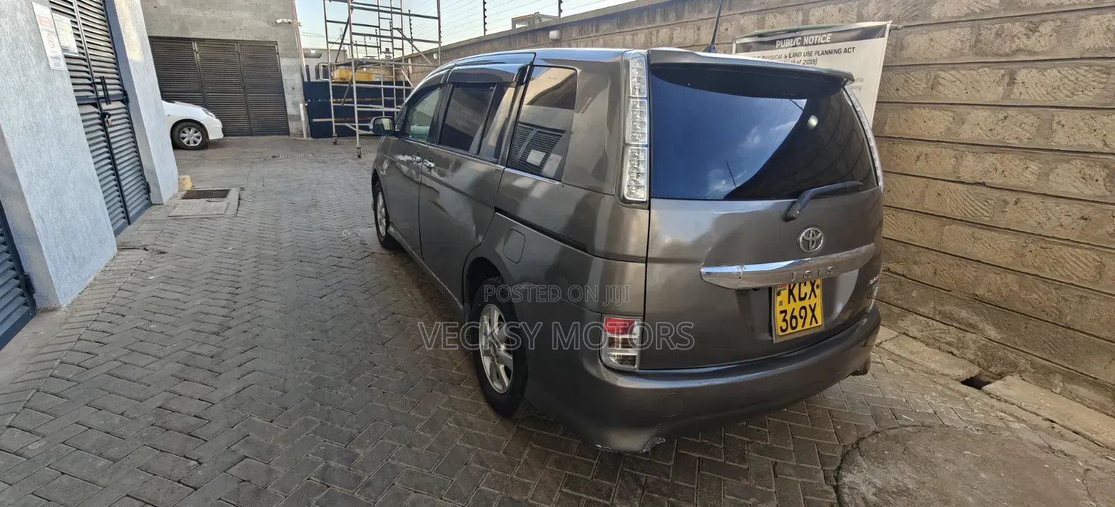 Toyota ISIS 2012 Gray