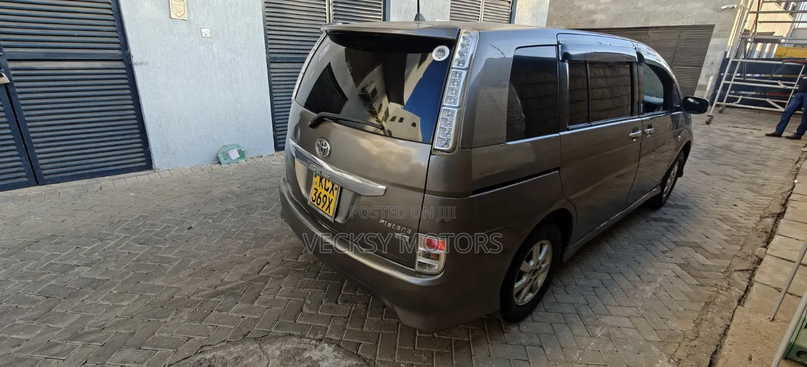 Toyota ISIS 2012 Gray