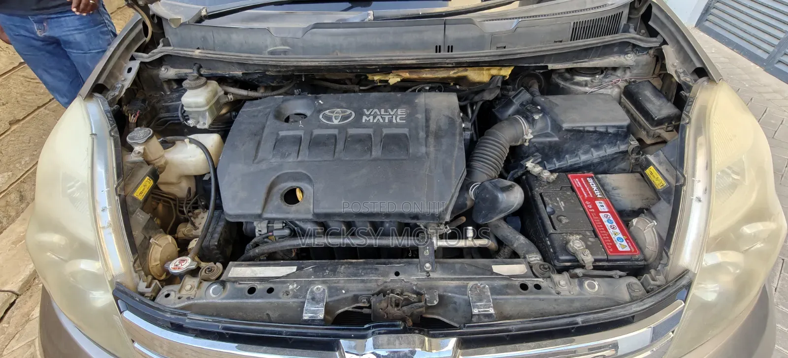 Toyota ISIS 2012 Gray