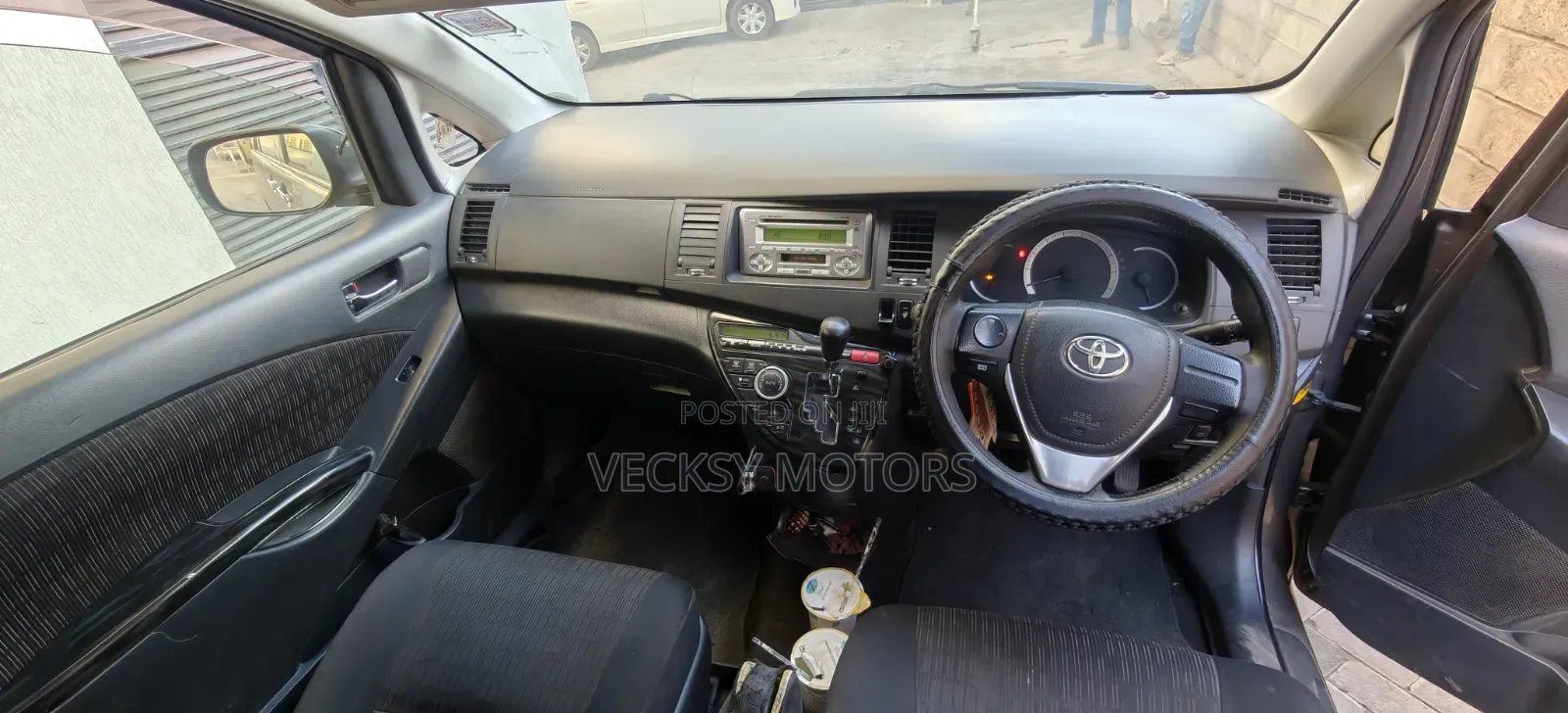 Toyota ISIS 2012 Gray