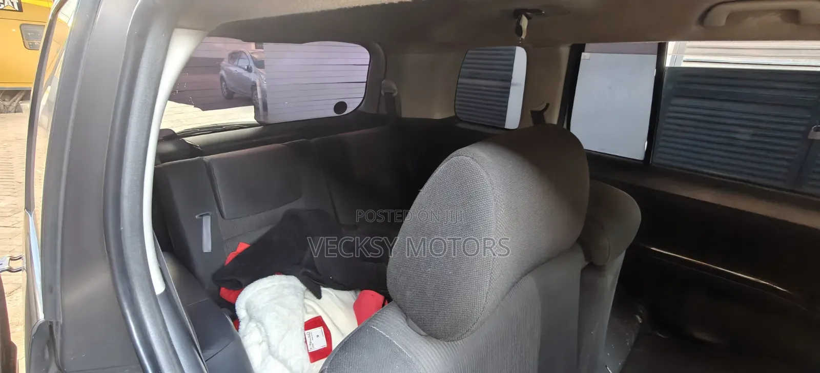 Toyota ISIS 2012 Gray