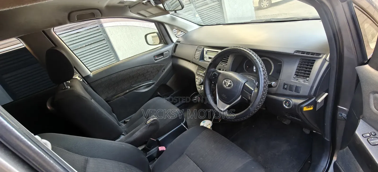 Toyota ISIS 2012 Gray