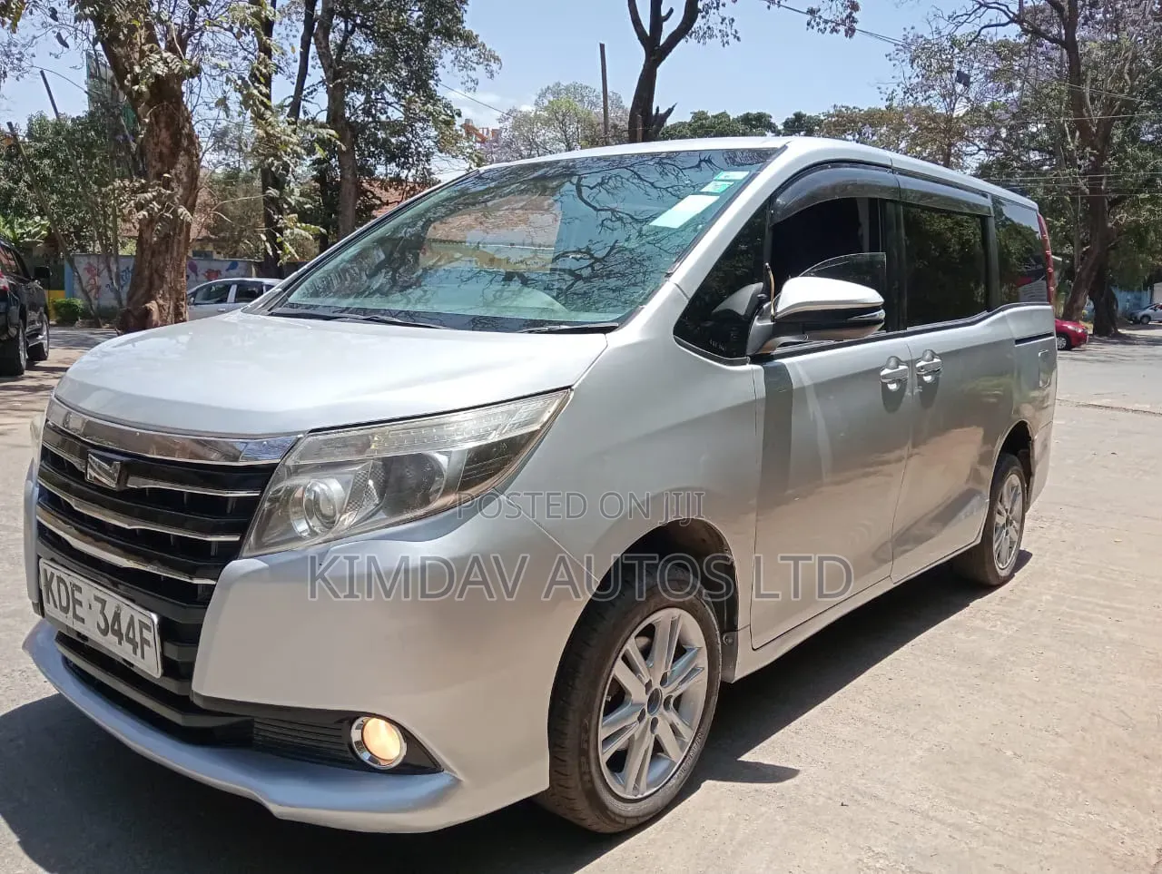 Toyota Noah 2015 Silver
