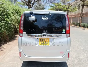 Toyota Noah 2015 Silver