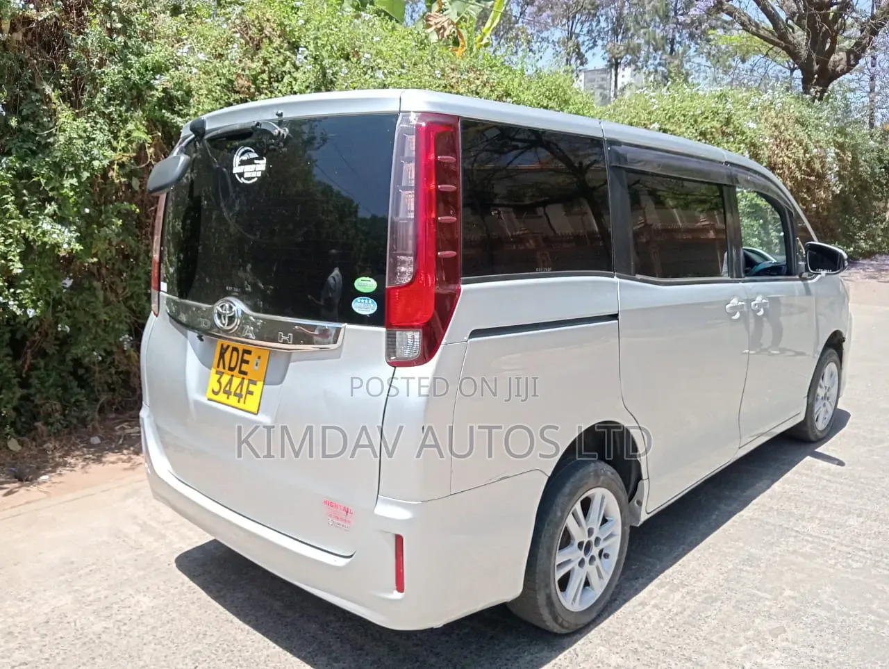 Toyota Noah 2015 Silver