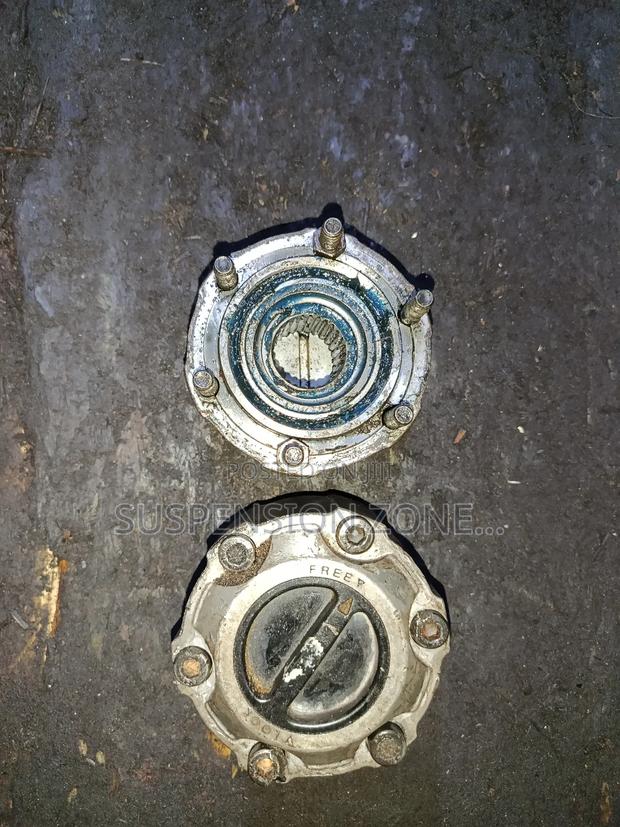 Nissan Hardbody 4wd Fre Hub .
