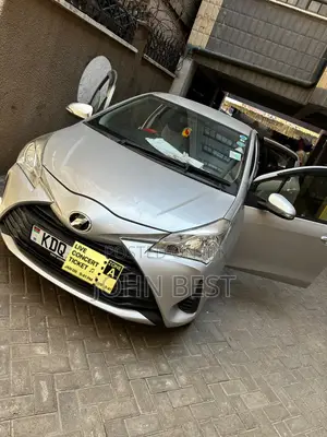 Toyota Vitz 2017 Silver