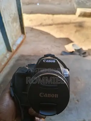 Canon EOS 2000D (Rebel T7) With 18-55mm IS Lens - Neat, Like New