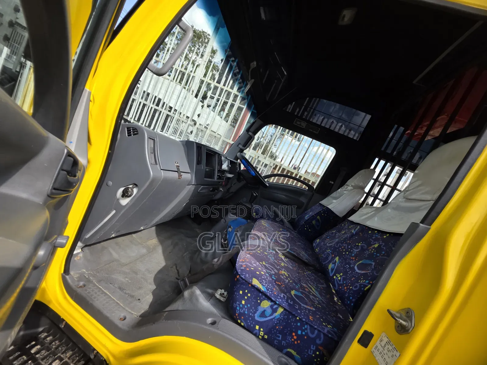 Isuzu NMR 2023 Yellow