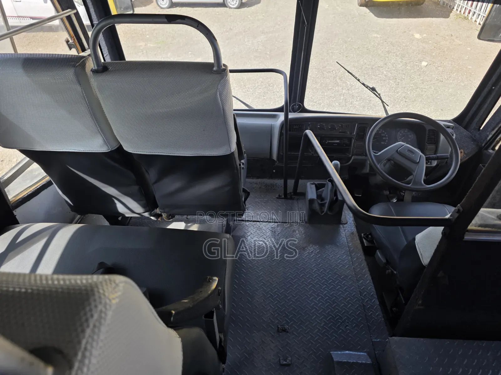 Mitsubishi Fuso Rosa 2014 Yellow
