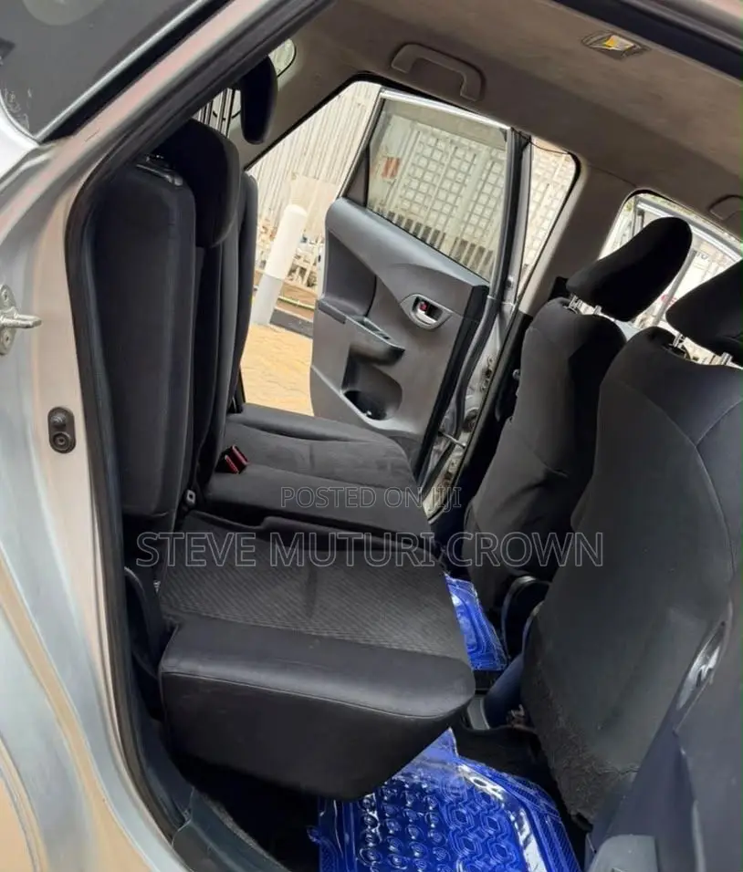 Toyota Ractis 1.5 AWD 2012 Silver