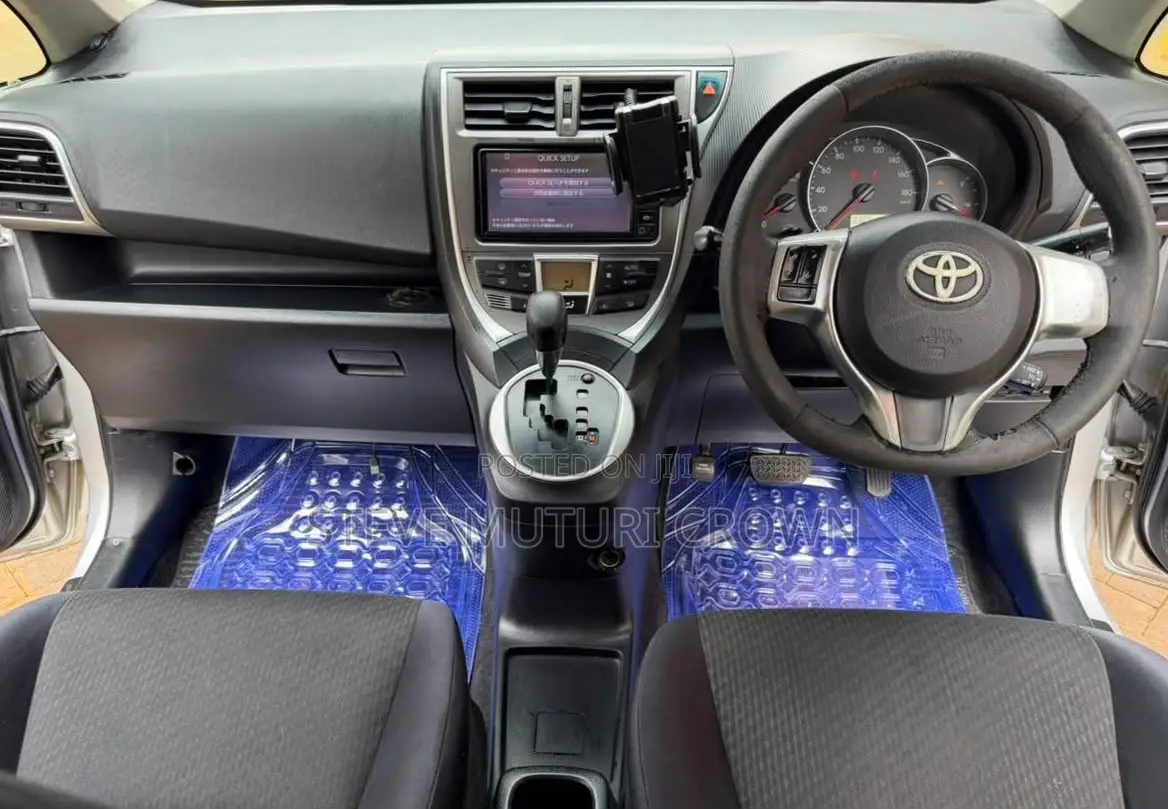 Toyota Ractis 1.5 AWD 2012 Silver