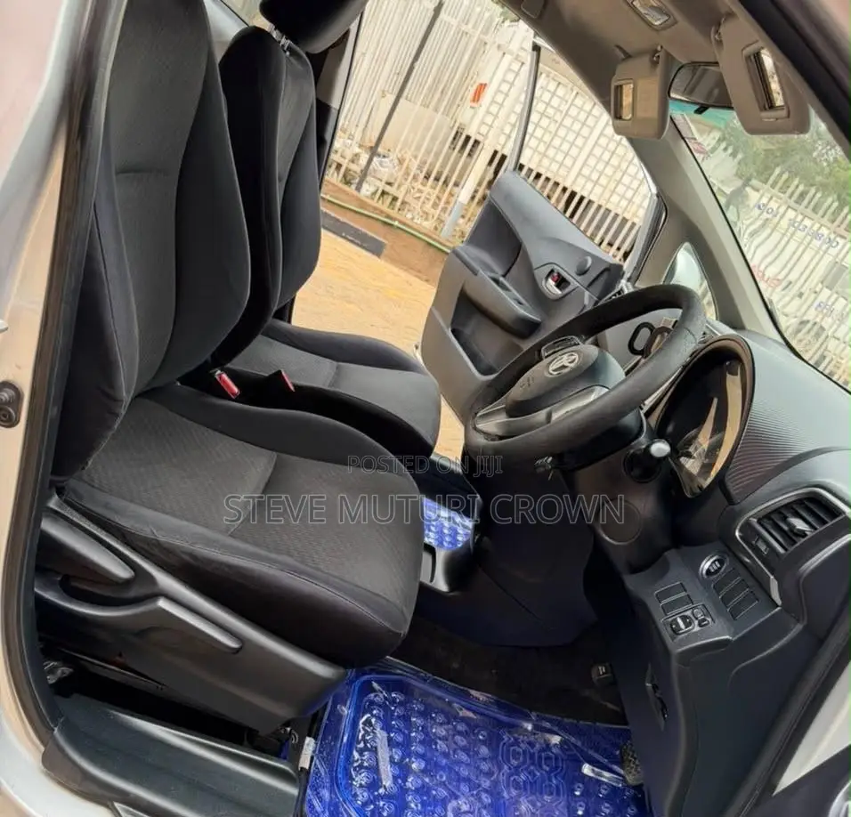 Toyota Ractis 1.5 AWD 2012 Silver