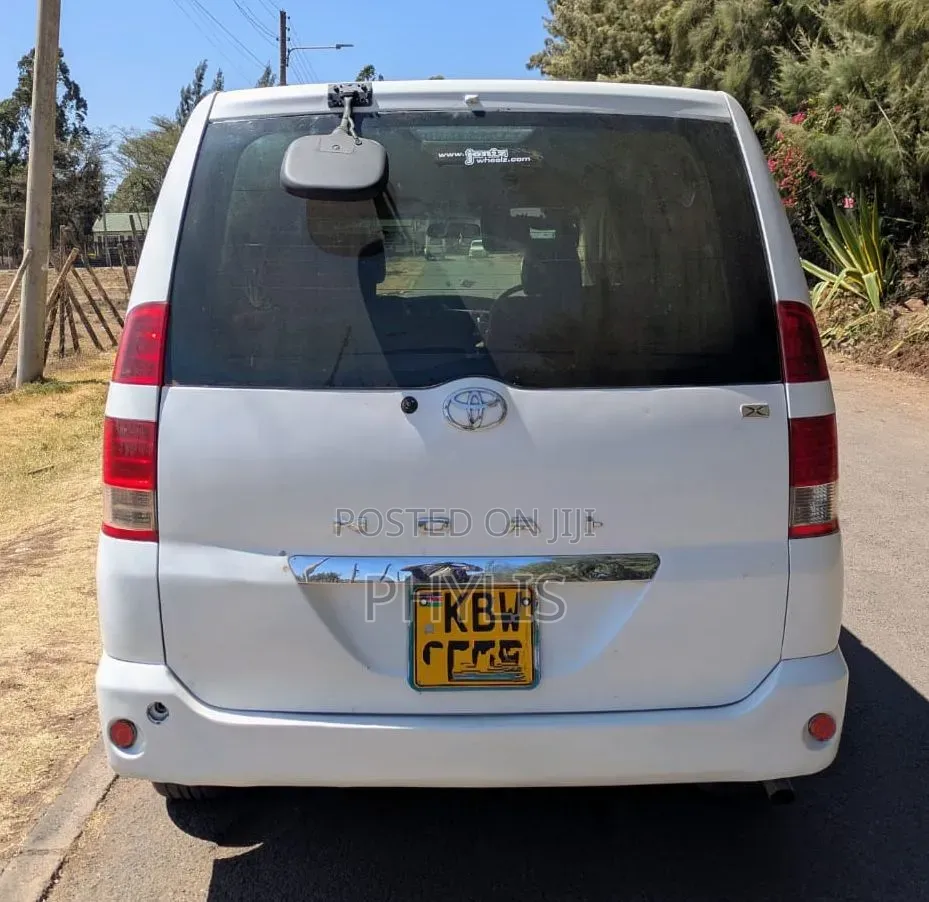 Toyota Noah 2006 White