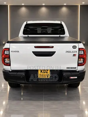 Toyota Hilux 2023 White