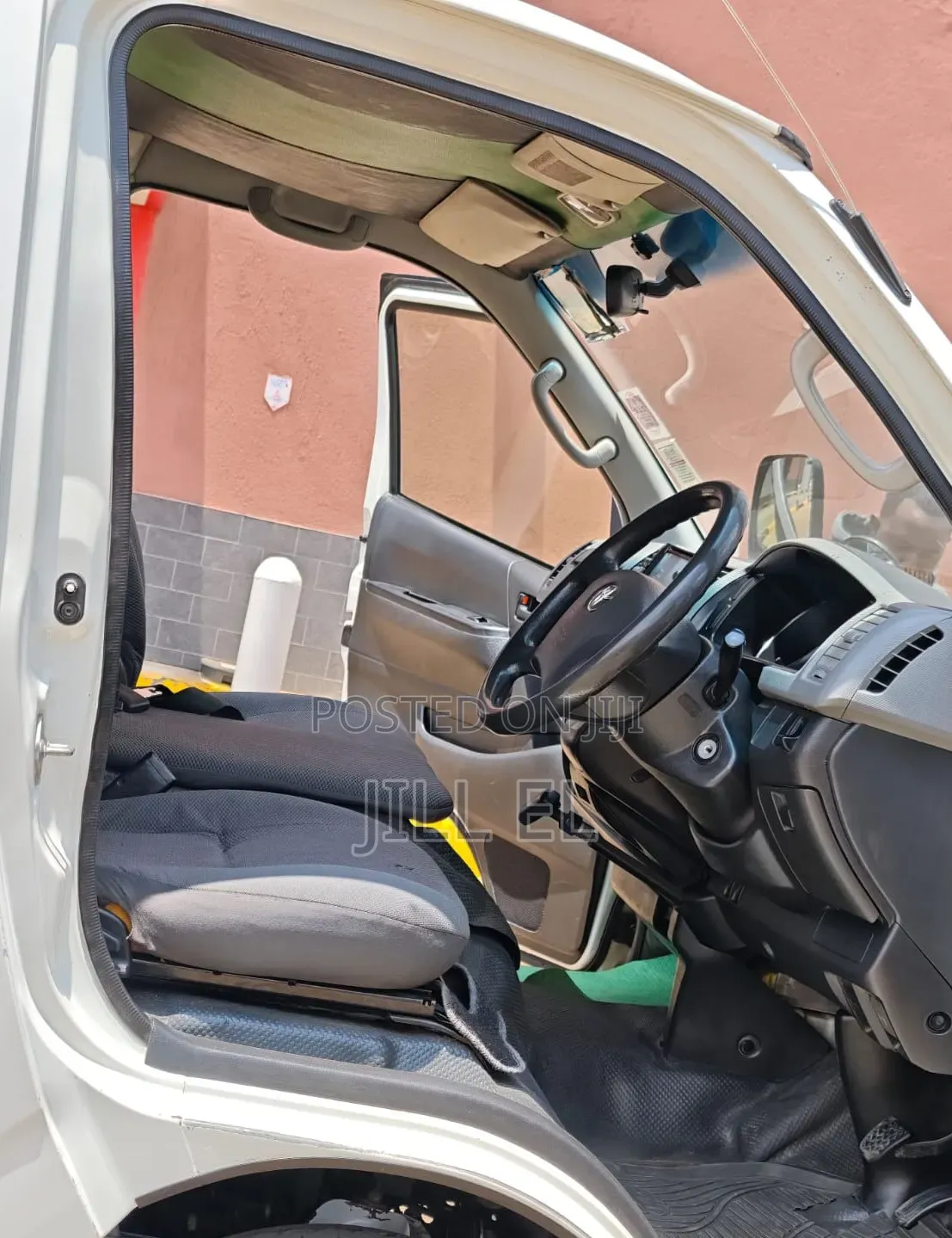 Toyota HiAce 2013 White