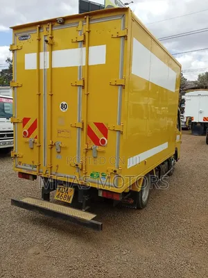 Mitsubishi Fuso Canter 2013 Yellow