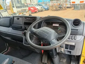 Mitsubishi Fuso Canter 2013 Yellow