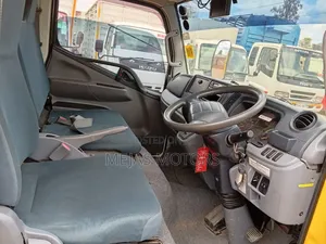 Mitsubishi Fuso Canter 2013 Yellow
