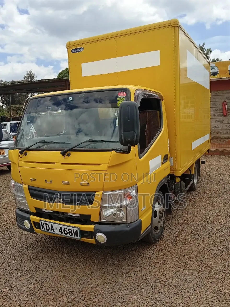 Mitsubishi Fuso Canter 2013 Yellow