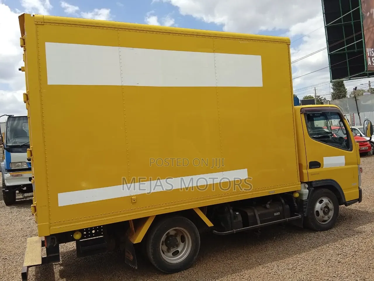 Mitsubishi Fuso Canter 2013 Yellow