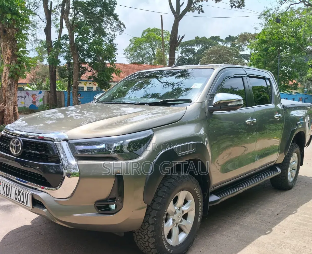 Toyota Hilux 2023 Silver