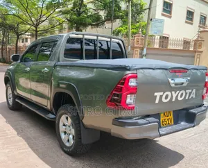 Toyota Hilux 2023 Silver