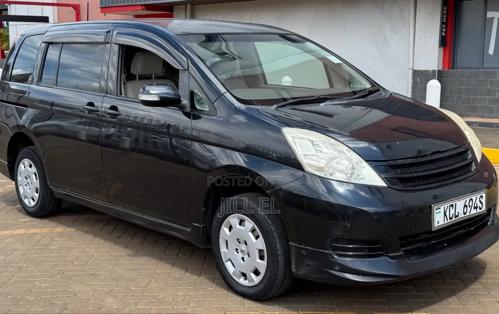 Toyota ISIS 2010 Black